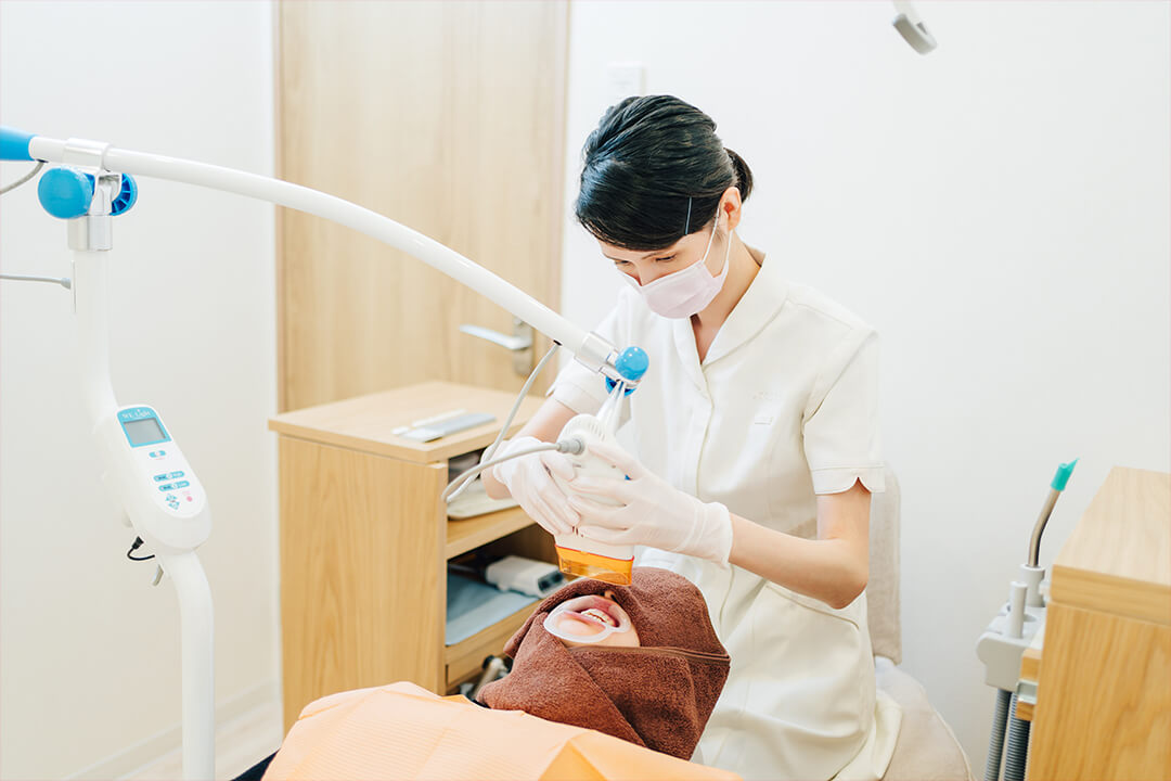 女性歯科医師、または歯科衛生士が施術を担当します